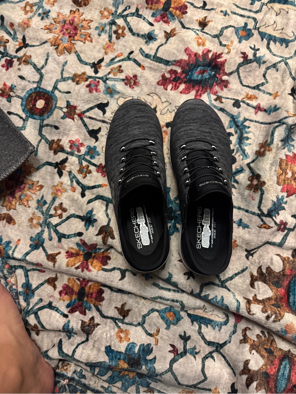 Skechers woman Black Relaxed Fit Slip-On Sneakers new without tag